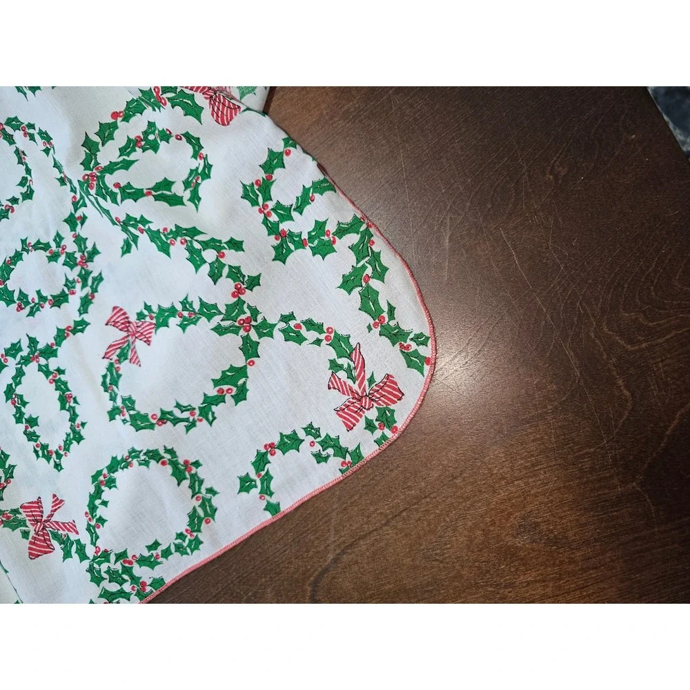 Vintage Christmas Tablecloth Holly Berry Wreath Red Bows Scalloped Edge 76x56